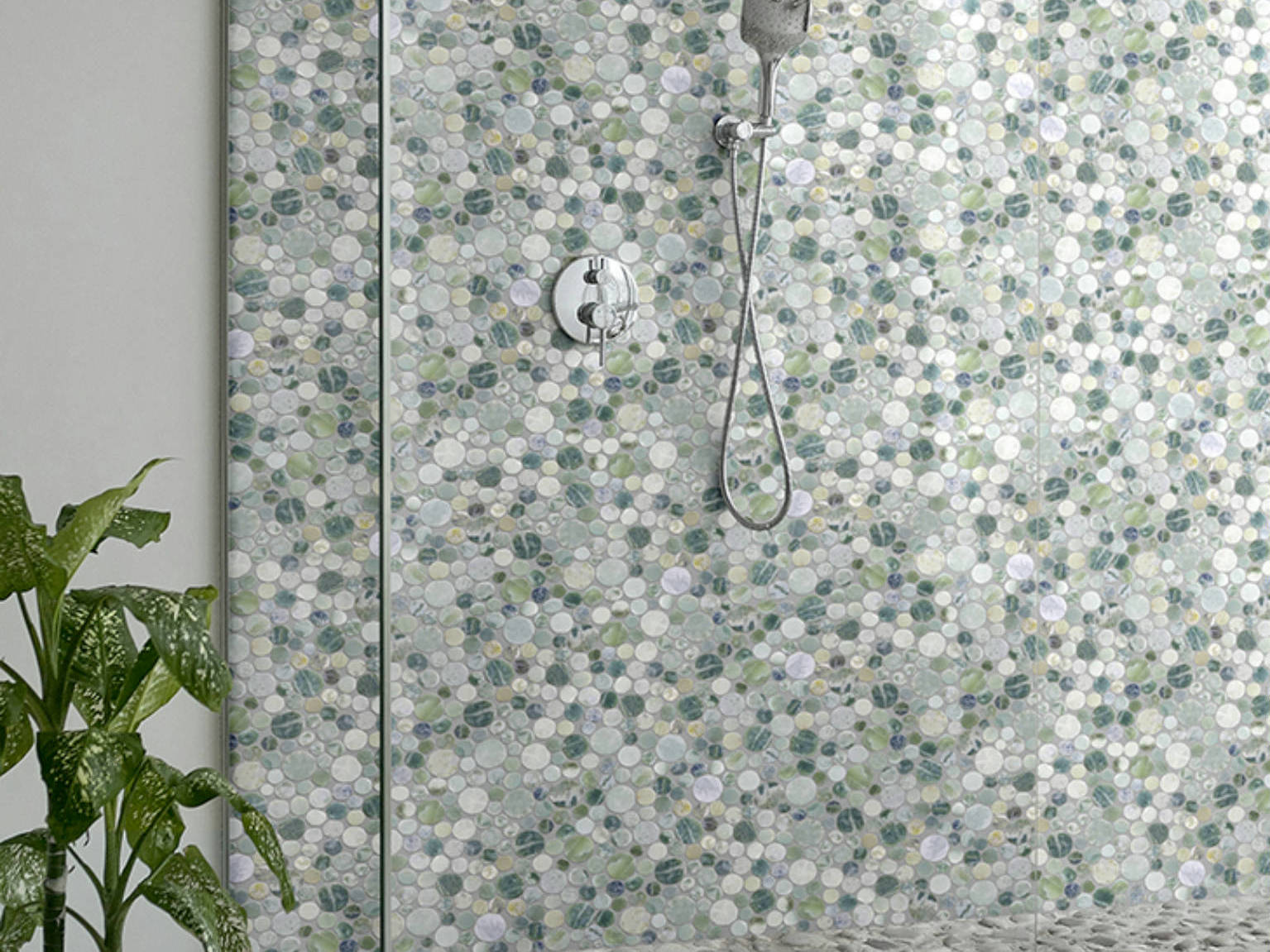 Crystal Green Semi‐Precious Stone Round Interlocking Mosaic | Qualis Ceramica | Luxury Tile and Vinyl at affordable prices
